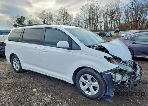 2015 Toyota Sienna Le z USA, uszkodzony, nr VIN 5TDKK3DC2FS662516